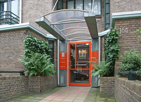 Een van de zeven entrees aan de Van Hogendorpstraat in het centrum van Den Haag. Zie ook de Van der Duinstraat.
